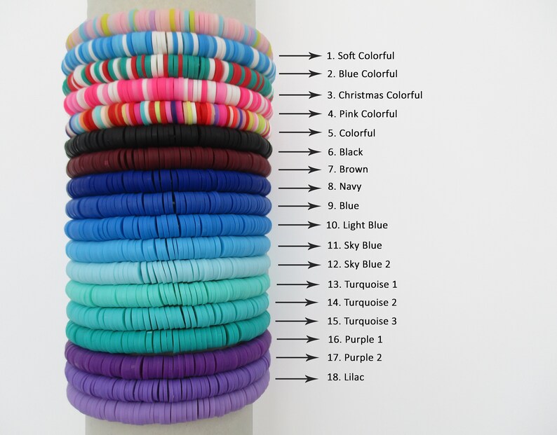 Pode incluir: Uma pilha de 18 pulseiras coloridas feitas de pequenas contas redondas. As pulseiras est&atilde;o organizadas por cor, do suave colorido ao lil&aacute;s. As cores incluem rosa, vermelho, verde, azul, turquesa, roxo e preto.