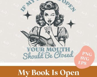 Może przedstawiać: Grafika w stylu vintage przedstawiająca kobietę z palcem na ustach, trzymającą książkę. Tekst brzmi "If my book is open, your mouth should be closed." Poniżej wyświetlany jest tekst "My Book Is Open". Obraz zawiera typy plików PNG, SVG i EPS.