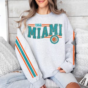 Sudadera retro de cuello redondo de fútbol de Miami, sudadera retro con mangas a rayas de los Dolphins, camiseta unisex de los Miami Dolphins, fuente vintage, regalo para fanáticos de Miami