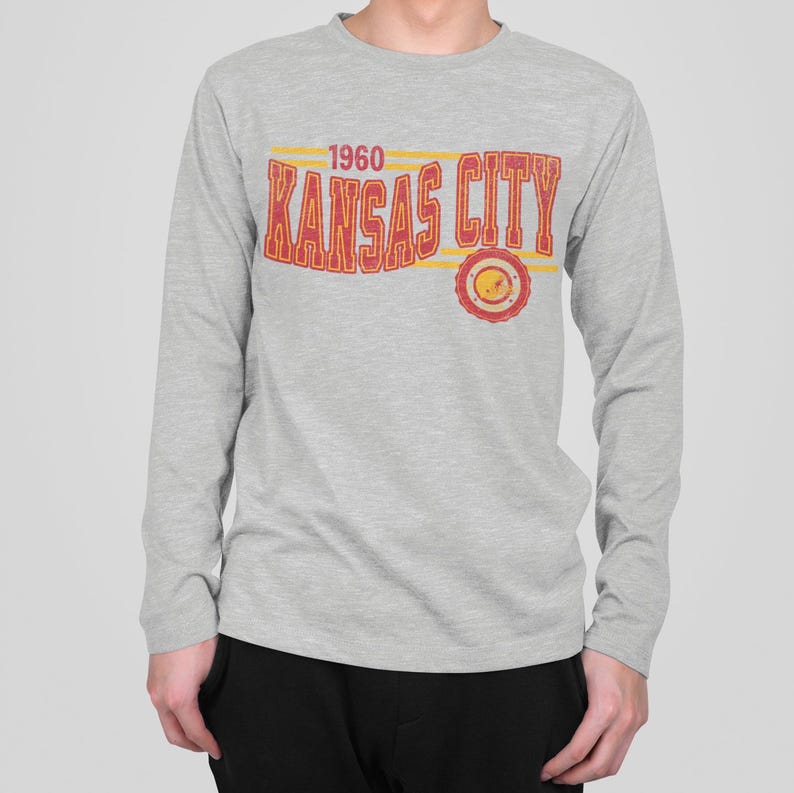 Kansas City Football Retro Crewneck Långärmad, Chief Retro Långärmad T-shirt, KC Unisex T-shirt, Matchdag T-shirt, Chief Football Fan Gåva bild 2