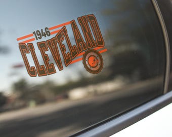 クリーブランド・フットボール キスカットビニールデカール、ブラウンラップトップステッカー、アメリカンフットボールファンステッカー、フットボール愛好家へのギフト、レトロフットボールステッカー