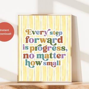 Puede incluir: Impresión enmarcada con la frase "Cada paso adelante es progreso, sin importar lo pequeño" en letras coloridas. El fondo es amarillo con rayas verticales. Un círculo rojo con el texto "¡Descarga instantánea!" está arriba a la izquierda.
