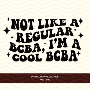 Könnte beinhalten: Schwarz-weißes Grafiktextdesign mit einer Retro-Schriftart, die "NOT LIKE A REGULAR BCBA, I'M A COOL BCBA" lautet.
