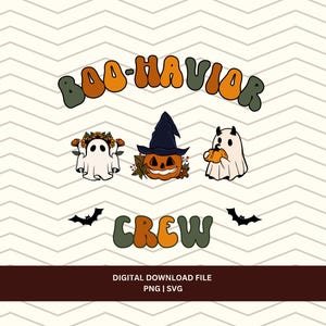 Puede incluir: Un diseño digital con el texto "BOO-HAVIOR CREW" en tipografía retro. El diseño incluye ilustraciones de un fantasma con una corona floral, una calabaza con un sombrero de bruja y un fantasma con cuernos de diablo sosteniendo una calabaza.