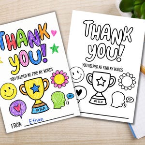 Puede incluir: Dos tarjetas blancas con las palabras "THANK YOU!" en letras de burbujas coloridas y negras. Las tarjetas tienen dibujos de un trofeo, caras sonrientes, estrellas y flores. Una tarjeta está coloreada y la otra es un contorno en blanco y negro.