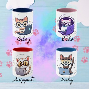 Peut inclure: Quatre tasses en céramique blanche avec des bords de couleurs différentes. Chaque tasse présente un chat de dessin animé portant des lunettes et utilisant un ordinateur portable. Les tasses sont étiquetées "Bitsy", "Echo", "Snippet" et "Ruby".
