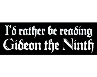Preferiría estar leyendo Gideon the Ninth - La Tumba Cerrada: Adhesivo removible para parachoques de Gideon the Ninth - texto blanco sobre fondo negro