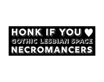 Toca la bocina si te gustan las nigromantes espaciales lésbicas góticas - La Tumba Cerrada: Gideon el Noveno - pegatina removible para parachoques - texto blanco sobre negro