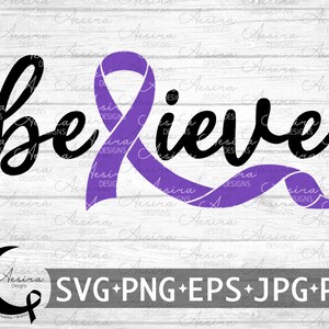 Op de afbeelding: Paars lint met het woord "geloven" in zwarte cursieve letters. Het ontwerp is op een witte houten achtergrond. De afbeelding bevat ook een logo voor Aesira Designs.