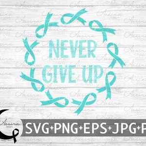 以下が含まれることがあります： ターコイズブルーのリボンデザインで、「Never Give Up」の文字が円形に配置されています。デザインは白い木製の背景に描かれています。画像の下部には「SVG+PNG+EPS+JPG+PDF」の文字があります。