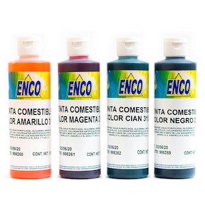 Op de afbeelding: Vier flessen ENCO eetbare voedselkleurstof in oranje, magenta, blauwgroen en marineblauw. Elke fles heeft een witte dop en een geel etiket met zwarte tekst. De etiketten vermelden de kleur en de ingrediënten.