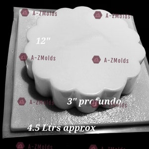 Könnte beinhalten: Eine weiße, blütenförmige Form mit dem Text "12" und "3" profundo" aufgedruckt. Die Form hat einen Durchmesser von ca. 30 cm und eine Tiefe von 7,6 cm, mit einem Fassungsvermögen von ca. 4,5 Litern. Der Markenname "A-ZMolds" ist ebenfalls sichtbar.