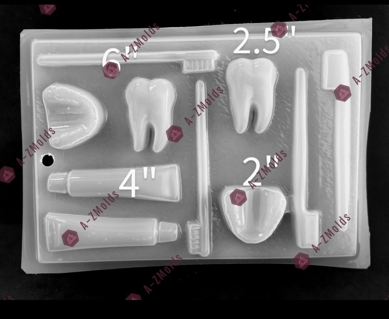 Puede incluir: Un molde de pl&aacute;stico transparente para hacer chocolate o caramelos. El molde incluye un cepillo de dientes, un tubo de pasta de dientes y dos dientes. El molde mide 15,24 cm de largo y 10,16 cm de ancho. El molde est&aacute; etiquetado como "A-Z Molds".