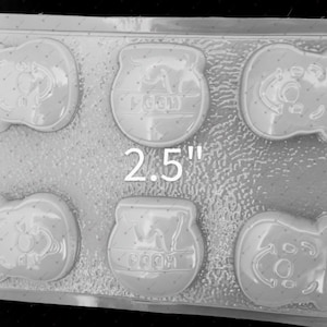 Puede incluir: Un molde de plástico blanco con seis cavidades para hacer golosinas con temática de Winnie the Pooh. El molde tiene un diámetro de 2,5 pulgadas y presenta imágenes de Winnie the Pooh, Piglet y Tigger.