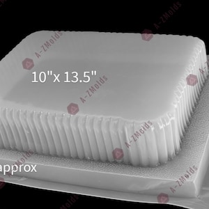 Puede incluir: Un molde para pastel rectangular de plástico transparente con un borde acanalado. El molde mide 25,4 cm por 34,3 cm y tiene una capacidad de 6 litros.