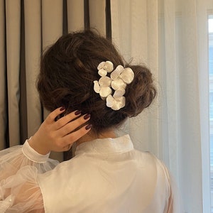 Eleganter 3D Weißer Blumen Braut Haarschmuck - Handgefertigte Tonblumen für einen atemberaubenden Hochzeitslook - Braut Haarschmuck mit Ton