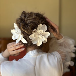 Ivory Flower Bridal Hair Comb, Chunky White Flower Bridal Hair Clip, Elegant Wedding Hair Pin, Handmade Clay Hair Piece, Wedding Flower Comb