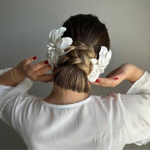 Elegant 3D White Floral Bridal Hair Accessories Handcrafted Clay Flowers for a Stunning Wedding Look image 1