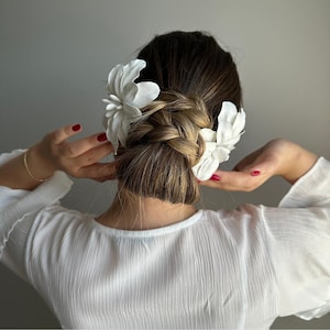 Peineta de novia con flor de marfil, pinza para el cabello de novia con flor blanca gruesa, elegante horquilla para el cabello de boda, pieza de cabello de arcilla hecha a mano, peineta de flores para boda