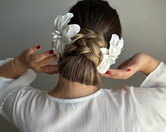 Elegantes accesorios para el cabello de novia con flores blancas en 3D: flores de arcilla hechas a mano para una apariencia de boda impresionante