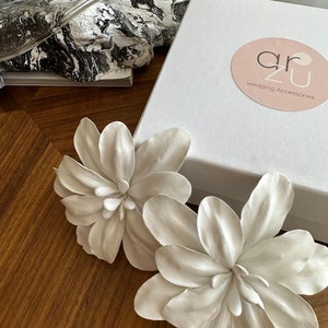 Elegant 3D White Floral Bridal Hair Accessories Handcrafted Clay Flowers for a Stunning Wedding Look image 10