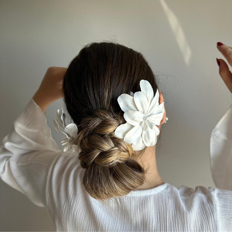 Elegant 3D White Floral Bridal Hair Accessories Handcrafted Clay Flowers for a Stunning Wedding Look image 2