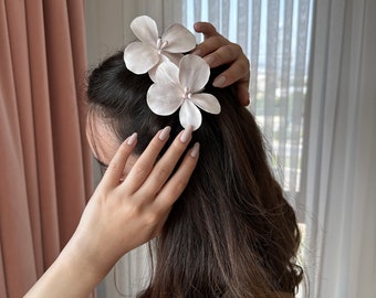 Splendidi posticci per capelli da sposa: accessori per capelli da sposa con orchidea e dettagli di fiori in argilla per la sposa o le damigelle d'onore