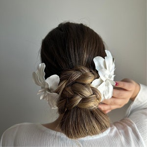 Elegant 3D White Floral Bridal Hair Accessories Handcrafted Clay Flowers for a Stunning Wedding Look image 5