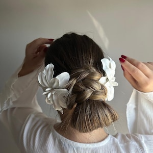 Elegant 3D White Floral Bridal Hair Accessories Handcrafted Clay Flowers for a Stunning Wedding Look image 4