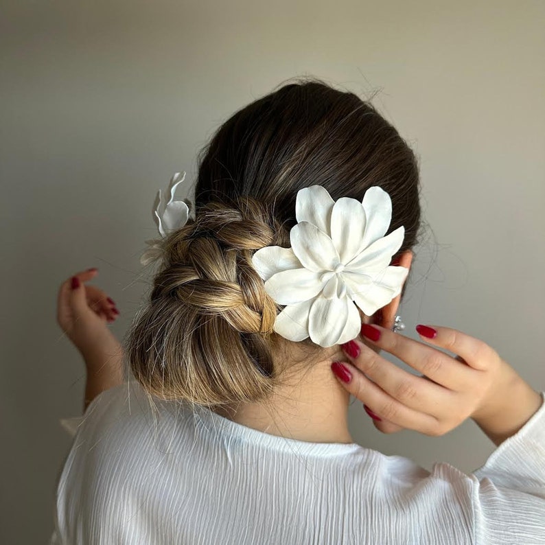 Elegant 3D White Floral Bridal Hair Accessories Handcrafted Clay Flowers for a Stunning Wedding Look image 3