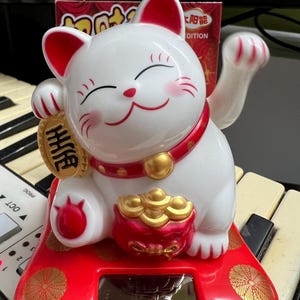 White Good Fortune Lucky Cat Waving Arm, Solar Powered Maneki Neko Beckoning Lucky Money Kitty Cat 3”