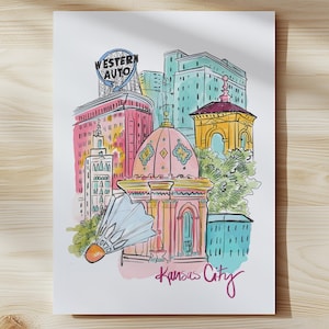 Könnte beinhalten: Aquarellillustration von Kansas City mit ikonischen Gebäuden und Wahrzeichen. Das Kunstwerk zeigt das "Western Auto"-Schild, ein rosa Kuppelgebäude und den Namen der Stadt in Schreibschrift. Die Farbpalette umfasst Rosa, Blau, Gelb und Grün.