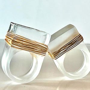 Pierścionek koktajlowy z pleksiglasu – gruba, przezroczysta żywica ze złotym drutem, rzeźbiarska, nowoczesna biżuteria