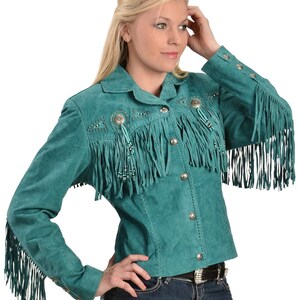 Puede incluir: Chaqueta de gamuza turquesa con detalles de flecos y acentos de cuentas. La chaqueta tiene cierre de botones y mangas largas.