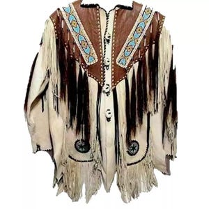 Veste en cuir amérindienne à longues franges pour homme faite à la main avec du cuir blanc. Veste avec oeuvre d'art en perles et franges.