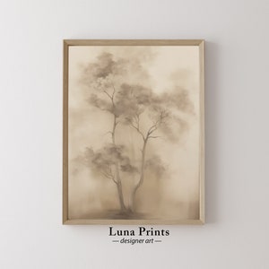 Puede incluir: Una pintura de acuarela enmarcada de un árbol en un bosque brumoso. La pintura está en tonos marrones y beige. El texto "Luna Prints - designer art" está en la parte inferior de la pintura.