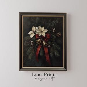 Puede incluir: Una impresión vintage de Navidad enmarcada que presenta una corona de ramas de hoja perenne, flores de poinsettia blancas, cinta roja y campanas doradas.
