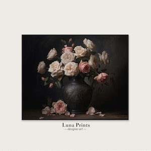 Puede incluir: Un fondo oscuro con un ramo de rosas rosas y blancas en un jarr&oacute;n oscuro y adornado. El jarr&oacute;n est&aacute; sobre una superficie de madera con p&eacute;talos de rosa esparcidos a su alrededor. El texto "Luna Prints - designer art" est&aacute; en la parte inferior de la imagen.