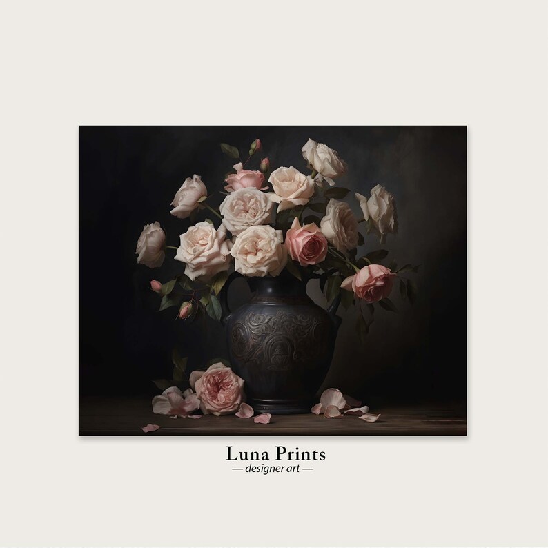 Puede incluir: Un fondo oscuro con un ramo de rosas rosas y blancas en un jarr&oacute;n oscuro y adornado. El jarr&oacute;n est&aacute; sobre una superficie de madera con p&eacute;talos de rosa esparcidos a su alrededor. El texto "Luna Prints - designer art" est&aacute; en la parte inferior de la imagen.