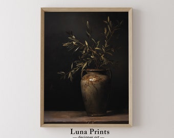 Peut inclure: Un vase en céramique vert foncé avec un glaçage craquelé, rempli de branches d'olivier, sur une table en bois sur un fond sombre. Le vase a un aspect rustique et antique.