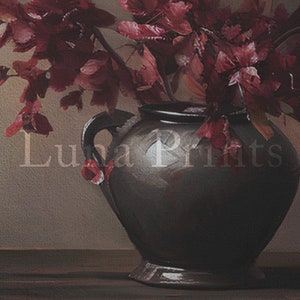 K&ouml;nnte beinhalten: Ein Stillleben mit einer dunkelgrauen Vase mit Henkel, gef&uuml;llt mit weinroten Blumen und Bl&auml;ttern. Die Vase steht auf einer Holzoberfl&auml;che. Der Text "Luna Prints" ist auf der Vase zu sehen.
