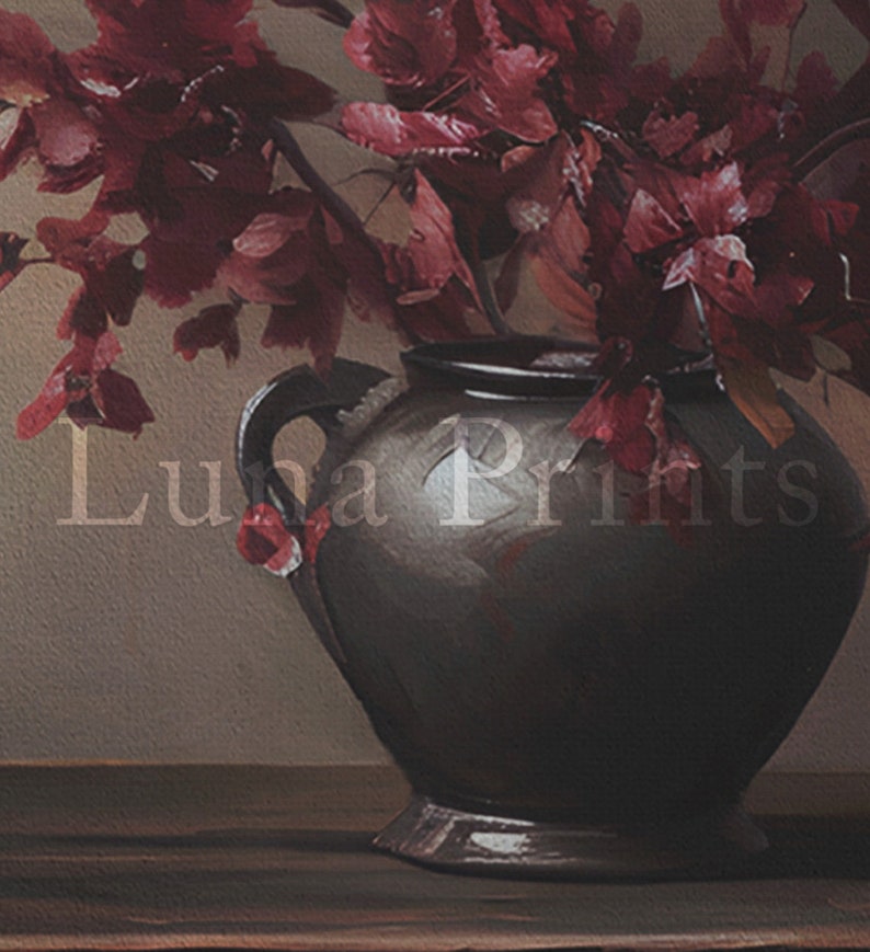 K&ouml;nnte beinhalten: Ein Stillleben mit einer dunkelgrauen Vase mit Henkel, gef&uuml;llt mit weinroten Blumen und Bl&auml;ttern. Die Vase steht auf einer Holzoberfl&auml;che. Der Text "Luna Prints" ist auf der Vase zu sehen.