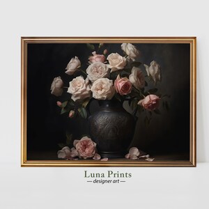 Puede incluir: Un fondo oscuro con un ramo de rosas rosadas en un jarr&oacute;n marr&oacute;n oscuro con tallas intrincadas. Las rosas est&aacute;n dispuestas en un estilo suelto y natural, con algunos p&eacute;talos cayendo al suelo. La imagen est&aacute; enmarcada en un marco dorado.