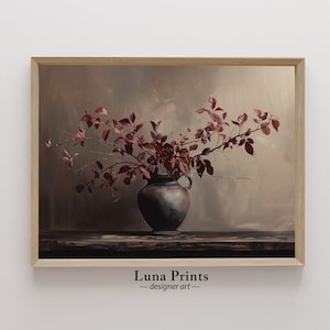 Peut inclure: Une peinture représentant un vase rempli de baies rouges et de feuilles. Le vase est de couleur brun foncé et repose sur une table en bois. L'arrière-plan est de couleur brun clair.