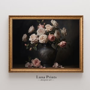 Puede incluir: Una impresi&oacute;n enmarcada de un bodeg&oacute;n con un ramo de rosas rosas y blancas en un jarr&oacute;n oscuro y ornamentado. Las rosas est&aacute;n dispuestas en un estilo suelto y natural, y el jarr&oacute;n se coloca sobre un fondo oscuro. La impresi&oacute;n est&aacute; enmarcada en un marco dorado.