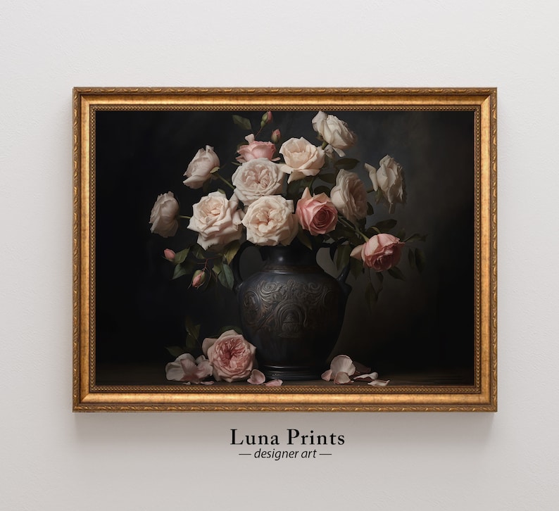 Puede incluir: Una impresi&oacute;n enmarcada de un bodeg&oacute;n con un ramo de rosas rosas y blancas en un jarr&oacute;n oscuro y ornamentado. Las rosas est&aacute;n dispuestas en un estilo suelto y natural, y el jarr&oacute;n se coloca sobre un fondo oscuro. La impresi&oacute;n est&aacute; enmarcada en un marco dorado.