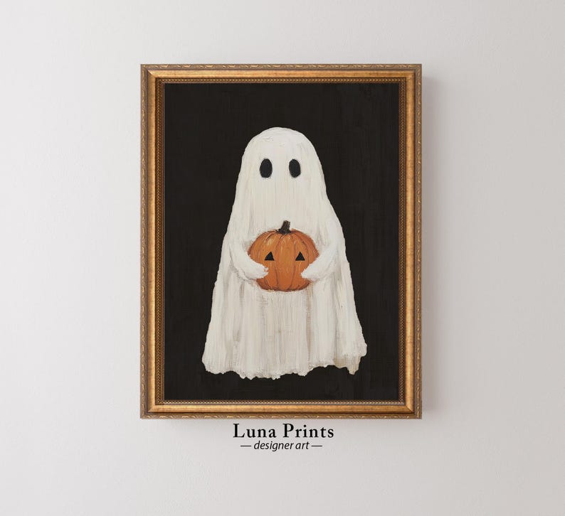 Peut inclure: Un fant&ocirc;me blanc tenant une citrouille orange sculpt&eacute;e sur un fond noir. L'image est encadr&eacute;e d'or.