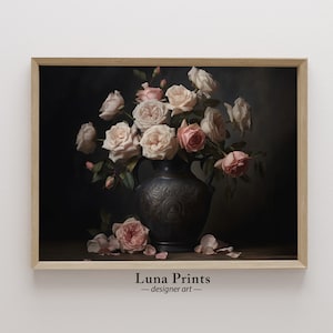 Puede incluir: Un ramo de rosas rosas y blancas en un jarr&oacute;n oscuro y ornamentado sobre una superficie de madera. Las rosas est&aacute;n dispuestas en un estilo suelto y natural, y el jarr&oacute;n est&aacute; decorado con intrincados tallados. El fondo es de un color oscuro y melanc&oacute;lico.