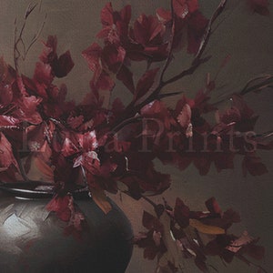 K&ouml;nnte beinhalten: Ein Stillleben mit einer dunklen Vase, gef&uuml;llt mit weinroten Blumen und Zweigen. Die Blumen haben eine strukturierte Optik, vor einem ged&auml;mpften braunen Hintergrund. Der Text "Luna Prints" ist im Bild sichtbar.