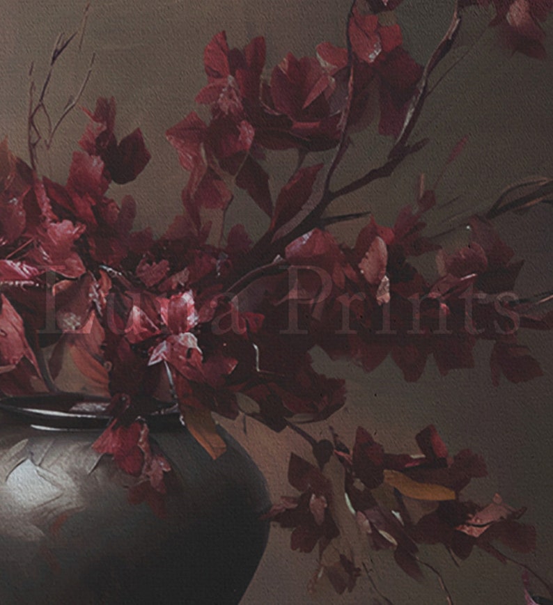 K&ouml;nnte beinhalten: Ein Stillleben mit einer dunklen Vase, gef&uuml;llt mit weinroten Blumen und Zweigen. Die Blumen haben eine strukturierte Optik, vor einem ged&auml;mpften braunen Hintergrund. Der Text "Luna Prints" ist im Bild sichtbar.